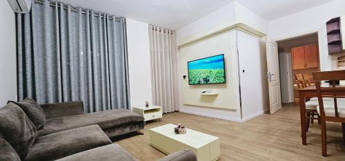 Μια τηλεόραση ή/και κέντρο ψυχαγωγίας στο Discover Tirana from our 3-room apartment with free parking-Komuna e Parisit