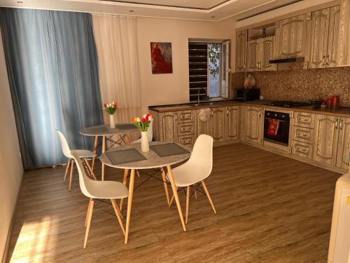 eine Küche mit einem Tisch und Stühlen in der Unterkunft Koonjak in Buxoro