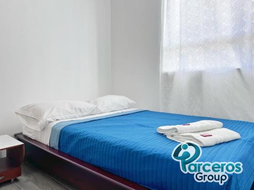 Una cama o camas en una habitación de Apartamento Cerca a Expofuturo Por Parceros Group