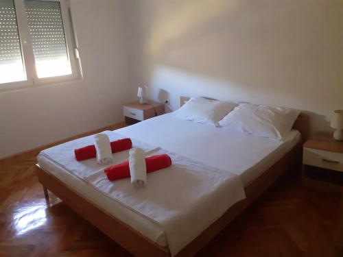 um quarto com uma cama com duas velas em Apartman Predah Banja Vrujci em Gornja Toplica