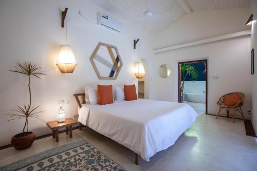 een slaapkamer met een groot bed en een badkamer bij Kara in Ahangama