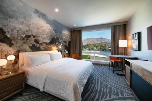una camera d'albergo con un letto e una grande finestra di Le Méridien Pasadena Arcadia ad Arcadia