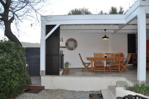 - une terrasse ouverte avec une table et des chaises dans l'établissement Magnifique Villa vue Ste Baume, à Gémenos