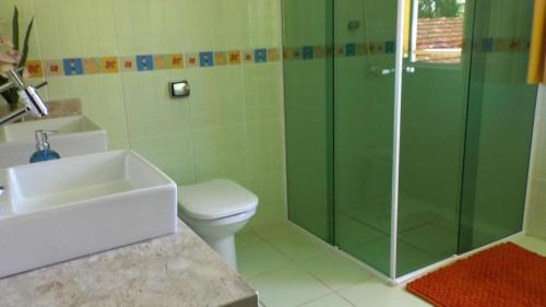 Casa Do Armando في غواراتوبا: حمام مع دش ومرحاض ومغسلة