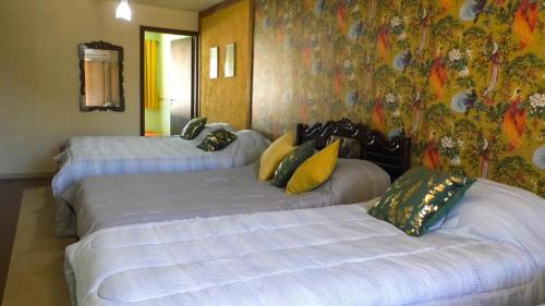 Casa Do Armando في غواراتوبا: ثلاثة أسرة في غرفة جدارية