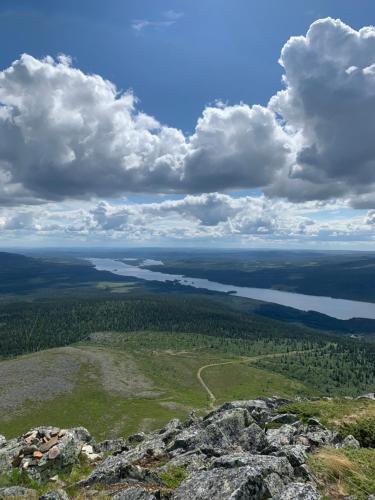 a view of a lake from the top of a mountain at 1125 Fjällstugan in Lofsdalen
