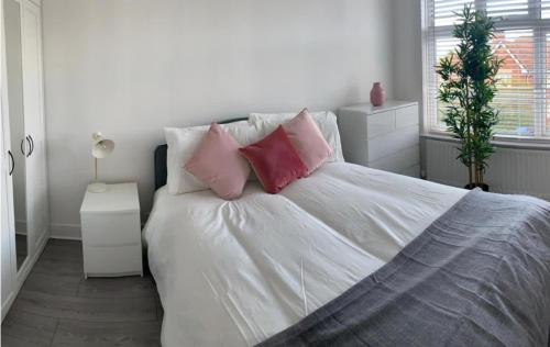 Shotley Bridge - Large Stylish 3 Bedroom Apartment في كونسيت: سرير أبيض مع وسائد وردية في غرفة النوم