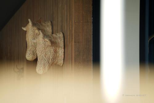 a pair of towels hanging on a wooden wall at Gîte Altitude 399 à Trois-Ponts in Basse-Bodeux