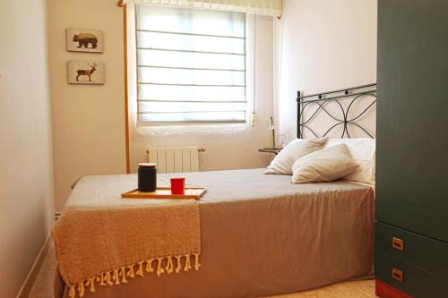 ein Schlafzimmer mit einem Bett mit einer Kerze darauf in der Unterkunft Apartamento en Laredo in Laredo