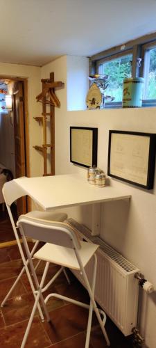 una scrivania bianca e una sedia in una stanza di Älvgatan 43 a Mora