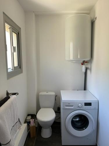 La salle de bains est pourvue de toilettes et d'un lave-linge. dans l'établissement Joli appartement avec chambre et grande terrasse à deux pas de la mer, à Sausset-les-Pins