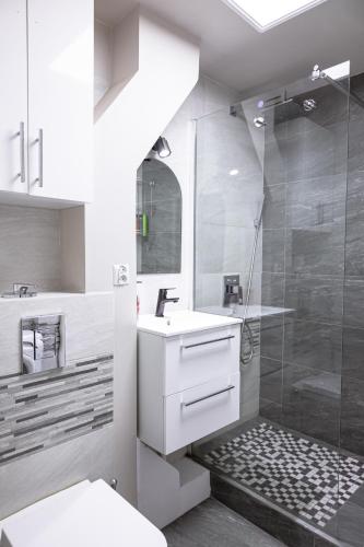 Kúpeľňa v ubytovaní ClickTheFlat Pereca City Centre Apart Rooms