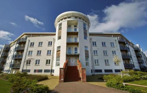 un gran edificio blanco con una escalera delante en Maidenehad Spacious Spectacular and Modern 3 Bedroom 2 Bathroom Penthouse 14, en Maidenhead