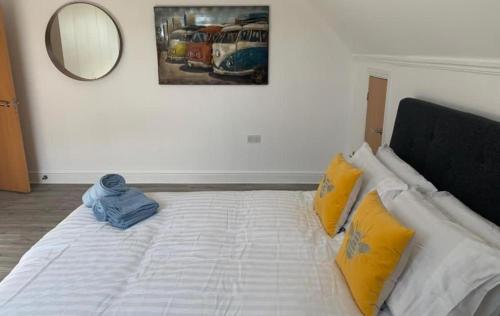 1 cama blanca grande en una habitación con espejo en Maidenehad Spacious Spectacular and Modern 3 Bedroom 2 Bathroom Penthouse 14, en Maidenhead