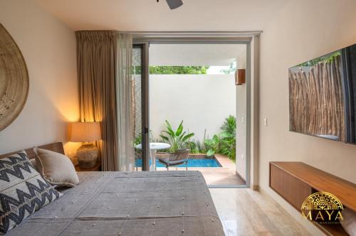 Una cama o camas en una habitación de NHOA 112A Lux 2BR Condo Plunge Pool in Aldea Zama