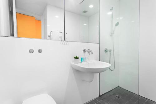 Koupelna v ubytování City Scape Hideaway w carpark, spa, pool and gym