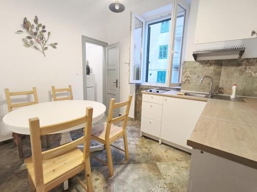 Kuchyň nebo kuchyňský kout v ubytování Bright and Colourful Apartment Luce -Sandy beach