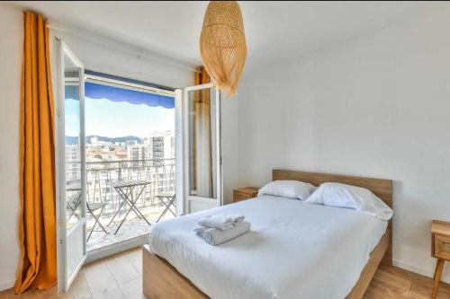 1 dormitorio con 1 cama grande y balcón en Appart Lumineux I Prox Vélodrome en Marsella