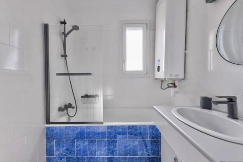 y baño con ducha y lavamanos. en Appart Lumineux I Prox Vélodrome en Marsella