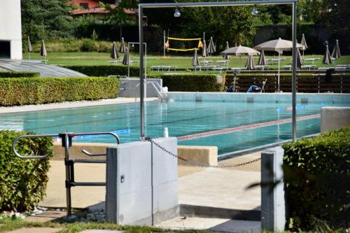 ein großer Pool mit einem Zaun und Wasser in der Unterkunft Immerso nel verde 4 posti letto 