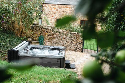 a garden with a hot tub in a yard at Timber Hill - Parkfields in Haverfordwest