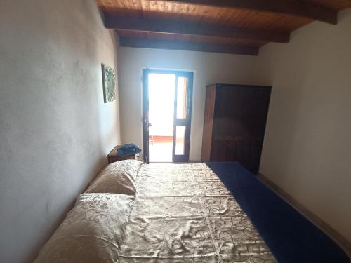1 dormitorio con 1 cama en una habitación en La Casa della Balena, en S'Archittu