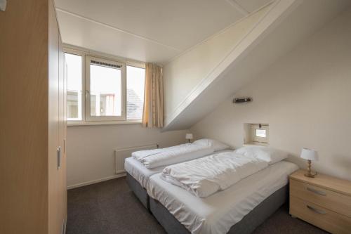 Кровать или кровати в номере Apartment with beautiful lakeview