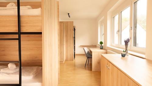 奧格斯堡的住宿－Henrys Sleeping am Augsburger Eiskanal，客房设有两张双层床和一张书桌。