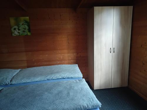 sypialnia z łóżkiem i szafką w obiekcie FEWO Isla 5 w mieście Elmenhorst