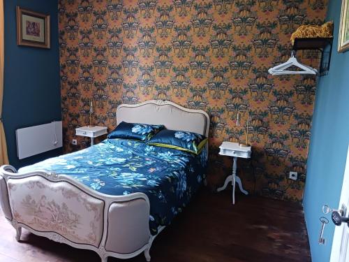 um quarto com uma cama num quarto com papel de parede em Cherry Blossom House em Bujaleuf