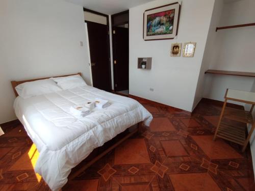 ein Schlafzimmer mit zwei Hunden auf einem Bett in der Unterkunft Soinca Backpacker Hospedaje in Paracas