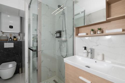 シス・フール・レ・プラージュにあるLe Cocon du Fort - Climatisation - Wifi - Parking - MyBestLocのシャワー、洗面台、トイレ付きのバスルーム