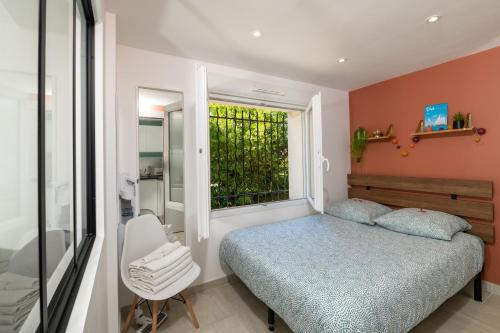 シス・フール・レ・プラージュにあるLe Cocon du Fort - Climatisation - Wifi - Parking - MyBestLocのベッドと窓のある寝室