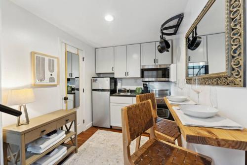 Kuchyň nebo kuchyňský kout v ubytování Exclusive Open Loft in Downtown Charleston