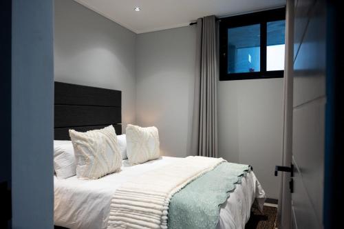 Gulta vai gultas numurā naktsmītnē Luxury Bellagio 003 One Bed with Inverter