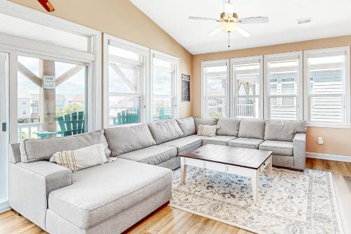 a living room with a couch and a table at Vanodi Landing in North Topsail Beach