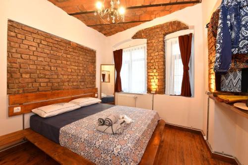 um quarto com uma cama e uma parede de tijolos em Historical Flat @Taksim no1 em Istambul