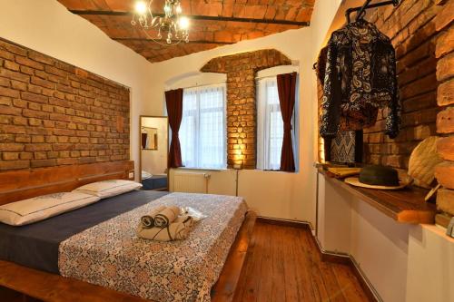 um quarto com uma cama e uma parede de tijolos em Historical Flat @Taksim no1 em Istambul