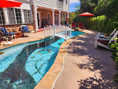 - une piscine en face d'une maison dans l'établissement Oak Hill Inn, à Julian