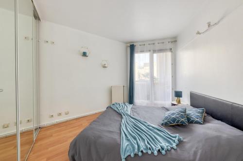 a bedroom with a bed and a large window at Next to Disneyland -Palm Spring in Torcy