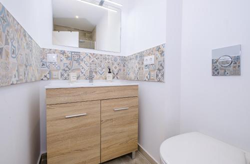 a bathroom with a sink and a mirror at Apartment 8 pers, equipped, 1 min Playa del Cura - 27B in Torrevieja