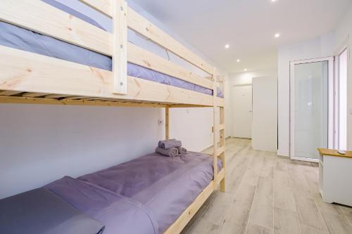 ein Schlafzimmer mit Etagenbetten in einem Zimmer in der Unterkunft Apartment 8 pers, equipped, 1 min Playa del Cura - 27B in Torrevieja