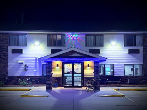 budynek z niebieskim światłem z przodu w obiekcie American Inn Cedar Rapids South w mieście Cedar Rapids