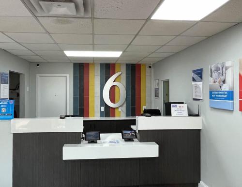 an office cubicle with a letter g on the wall at Motel 6-Lafayette, IN in Lafayette