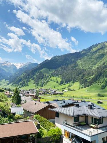 a view of a town in a valley with mountains at Schöne Wohnung, zentral, mit Panorama-Aussicht in Grossarl