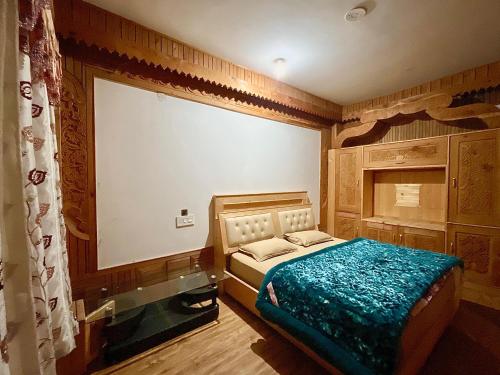 een slaapkamer met een bed en een grote spiegel bij One Light Stays - Kasol in Kasol