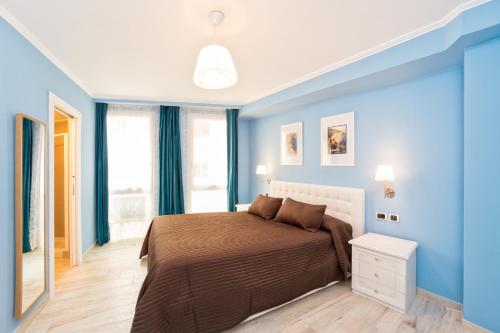 ナポリにあるCasAlice B&B Napoliのベッドルーム1室(青い壁のベッド1台付)