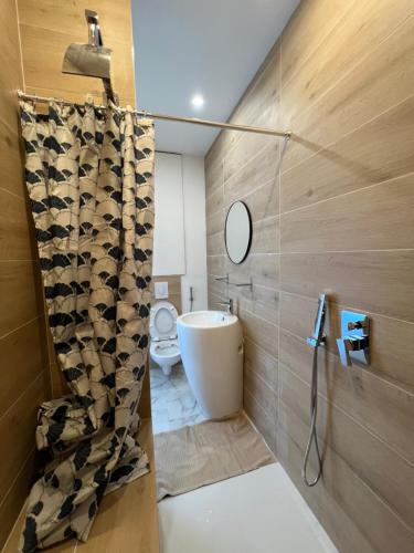 een badkamer met een bad, een toilet en een wastafel bij Appartement Nice ouest au calme 10 minutes de la plage in Nice