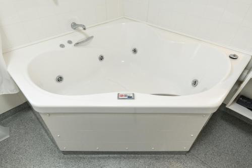 a white bath tub in a room with at Jasmine Court Motel in Picton