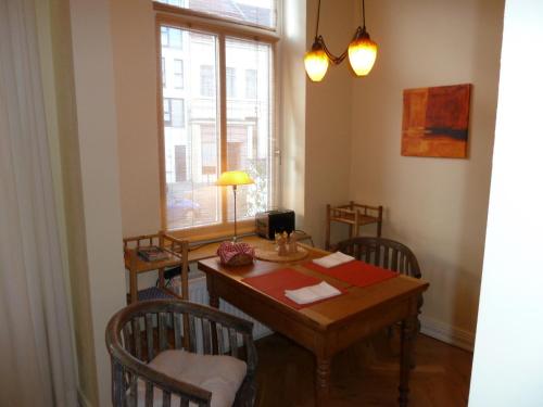 Business Gästehaus Sonne, Mond & Sterne في بريمين: غرفة طعام مع طاولة وكراسي ونافذة